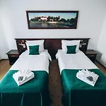 Bed & Breakfast Dworek Magnat 3*