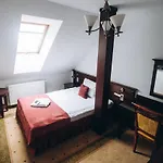 Bed & Breakfast Dworek Magnat Modlniczka