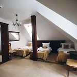 Bed & Breakfast Dworek Magnat 3*