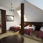 Dworek Magnat Bed & Breakfast 3*