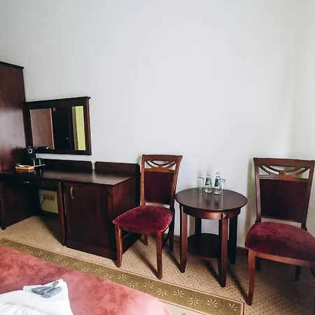 فندق مبيت وإفطار Dworek Magnat موديلينيتشكا