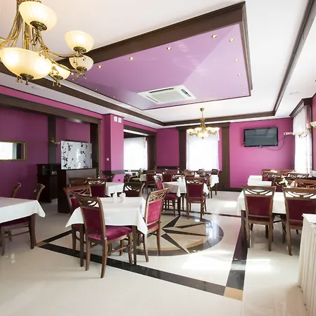 فندق مبيت وإفطار Dworek Magnat موديلينيتشكا