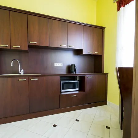 Dworek Magnat فندق مبيت وإفطار موديلينيتشكا